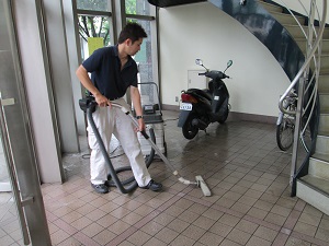 戸田クリーン床バキューム清掃写真